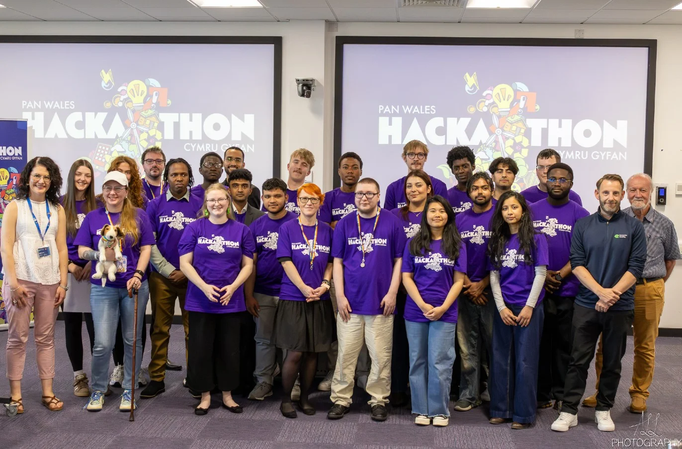 Hackathon-group-pictur
